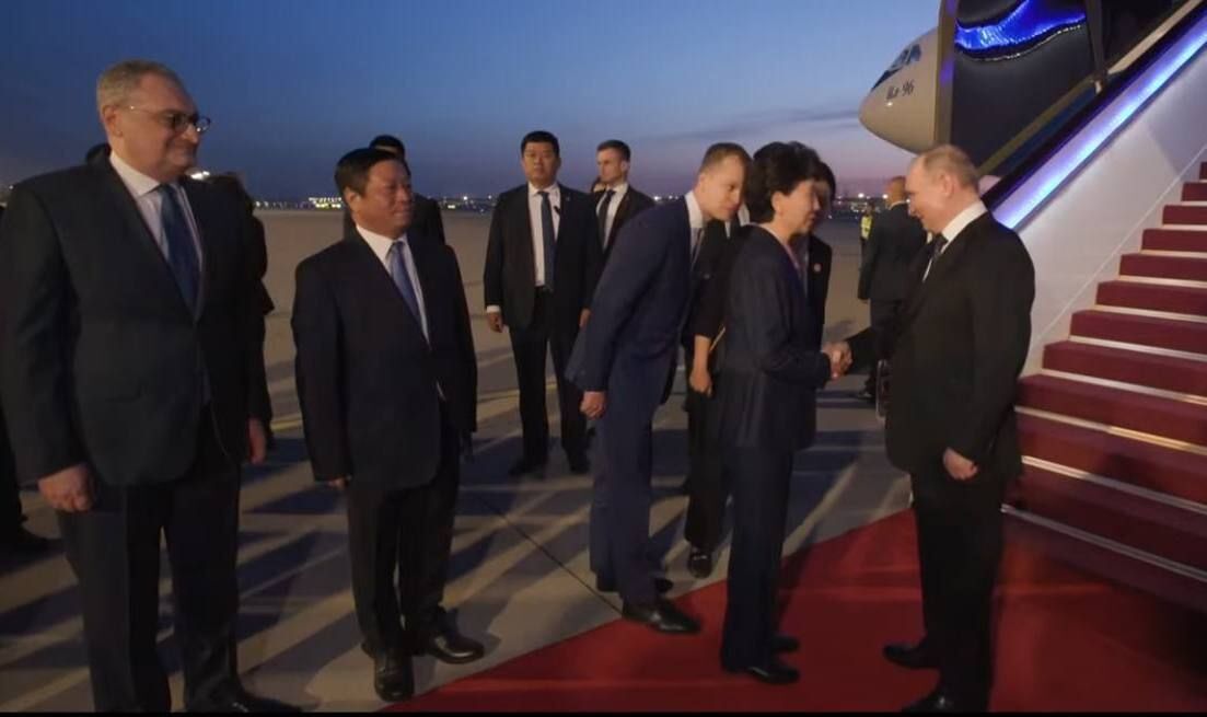رئیس جمهور روسیه برای دیدار با همتای چینی خود وارد پکن شد + فیلم